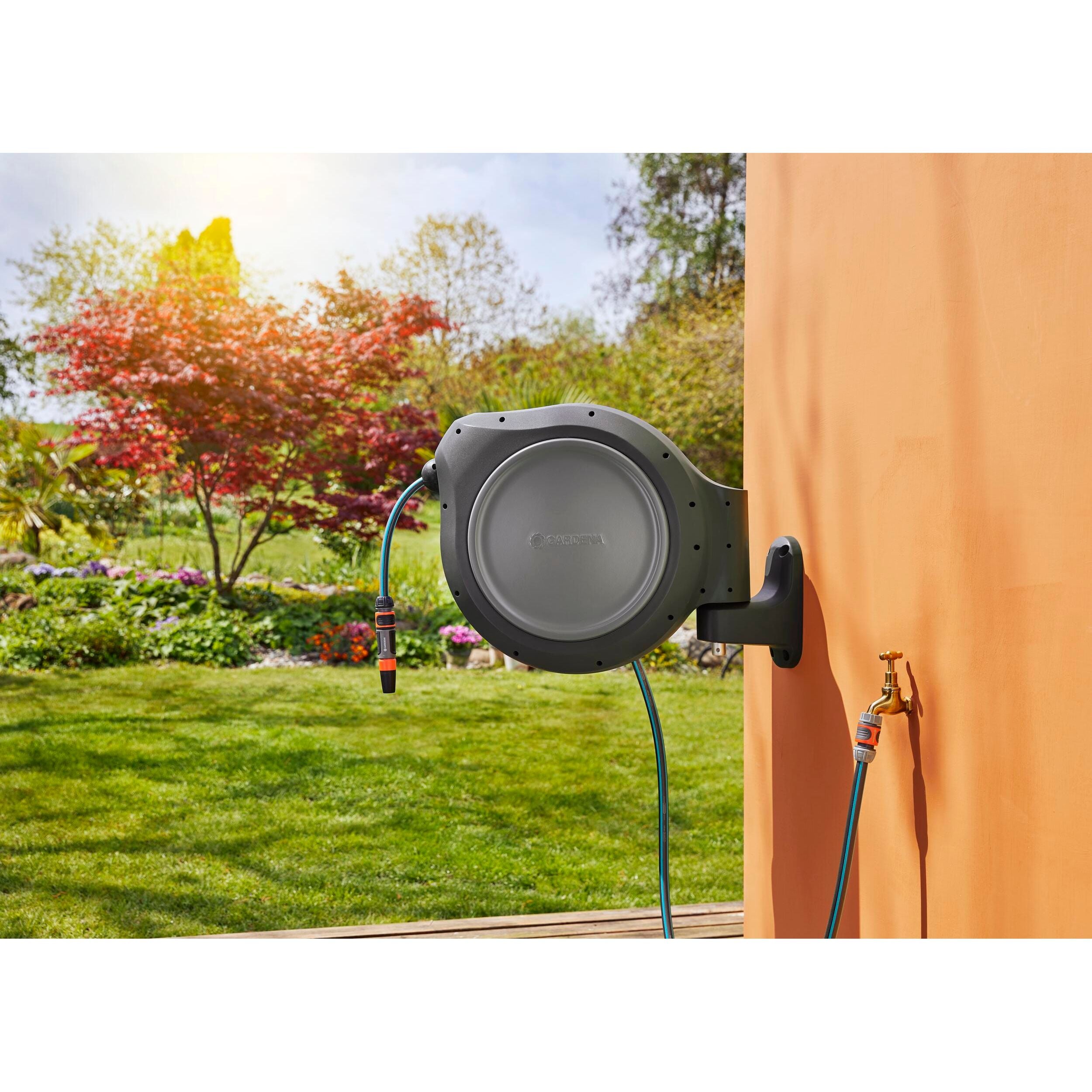 GARDENA 8055-100 Foot Wall Mounted Retractable Reel with Hose Guide,  Automatic retraction for Easy Watering : : Garden
