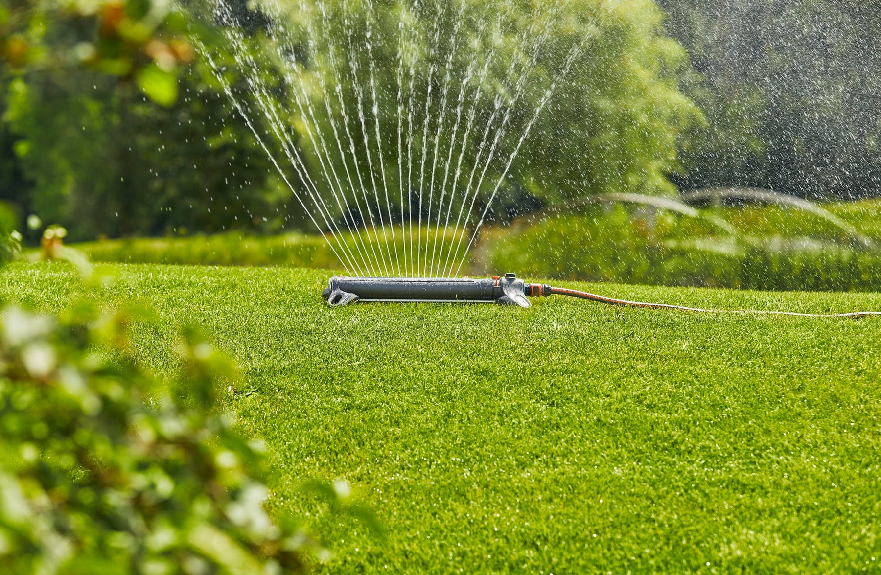 Sprinkler Gardena GARDENA (18714) Up To 3800 Sq Ft - AquaZoom Adjustable Oscillating Water Sprinklers For Lawns Sprinkler Gardena GARDENA (18714) Up To 3800 Sq Ft - AquaZoom Adjustable Oscillating Water Sprinklers For Lawns